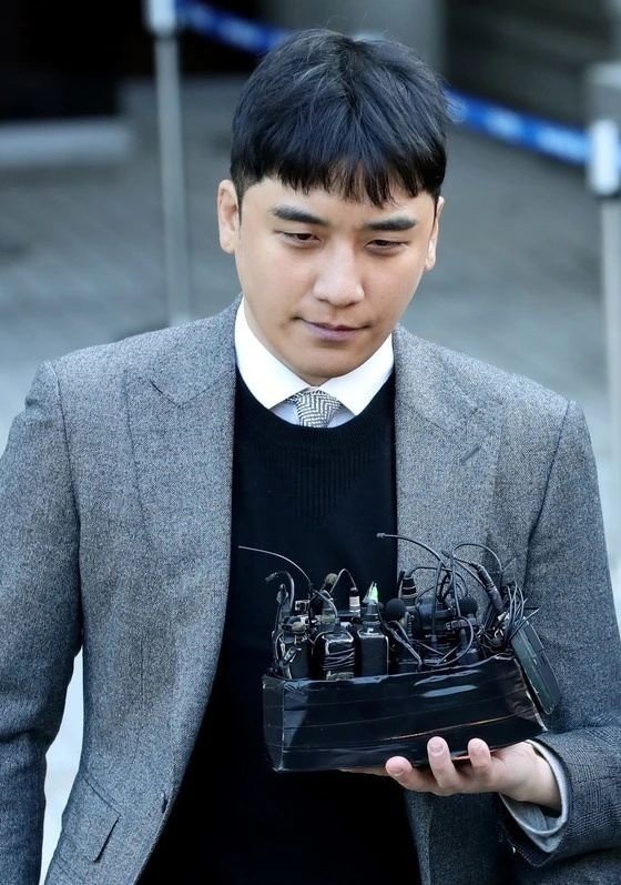 Đồng hạng 7 là Seungri và Yoon Ji On. Cựu thành viên Big Bang - Seungri nhận hai phiếu bầu, sau khi những thông tin về hoạt động gần đây của anh tại Campuchia khiến dư luận nhắc lại vụ bê bối Burning Sun cùng loạt tội danh cũ. Diễn viên Yoon Ji On (ảnh phải) cũng nhận hai phiếu, liên quan đến vụ lái xe khi say rượu hồi tháng 9.