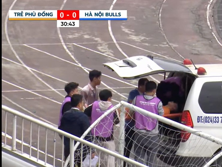 Anh Tuấn được đưa đi cấp cứu.