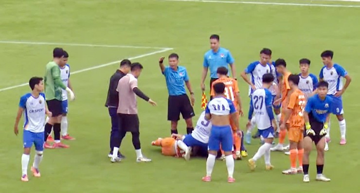 Cầu thủ của CLB Trẻ Phù Đổng gặp vấn đề về sức khỏe.