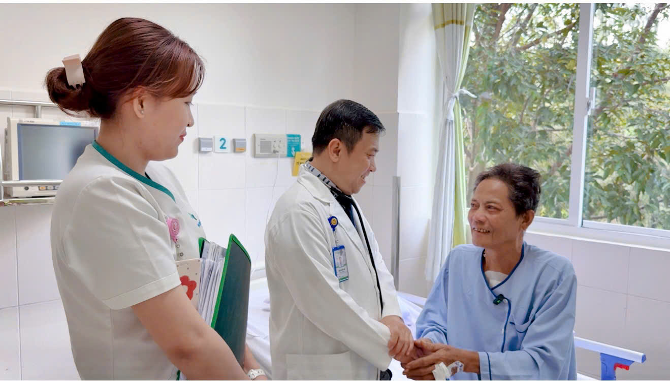 Bác sĩ thăm khám cho người bệnh. Ảnh: BVCC