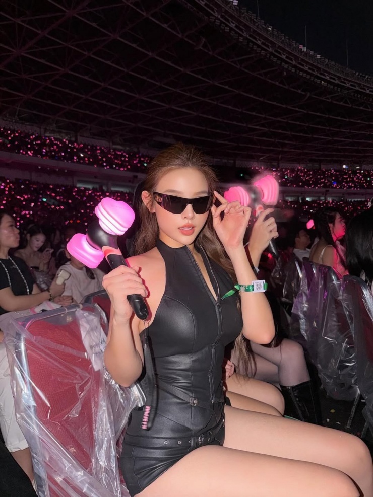 'Chị đẹp' Huyền Baby không chỉ gây ấn tượng mạnh mẽ với cuộc sống sang chảnh đáng mơ ước, mà còn luôn biết cách 'đốt mắt' người hâm mộ bằng gu thời trang thời thượng, táo bạo. (Ảnh: IGNV)