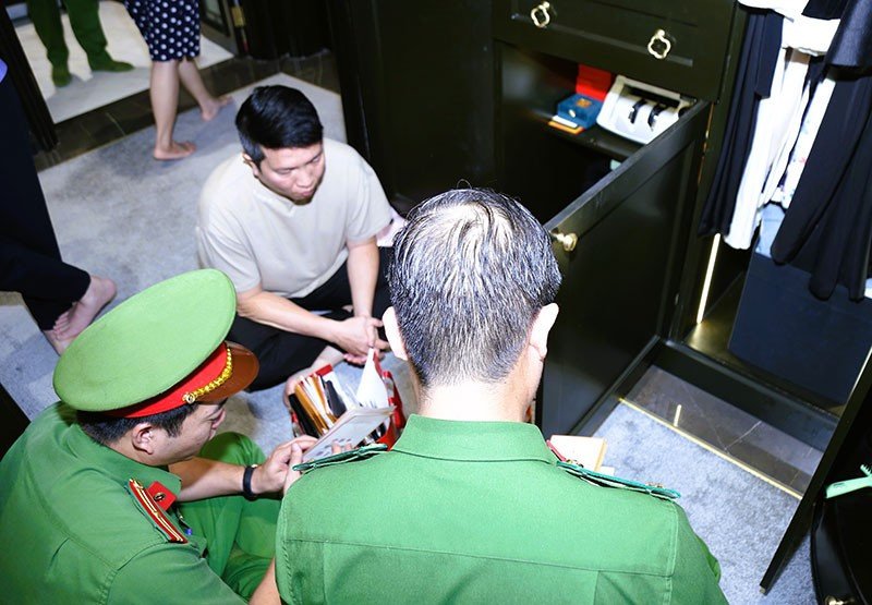 Khám xét nhà bị can Nguyễn Quốc Vũ.