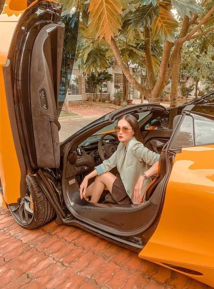 Siêu xe này được chồng ca sĩ Đoàn Di Băng mua tặng vào năm 2020 và thường xuyên xuất hiện trên trang cá nhân của cô. Ảnh: FBNV
