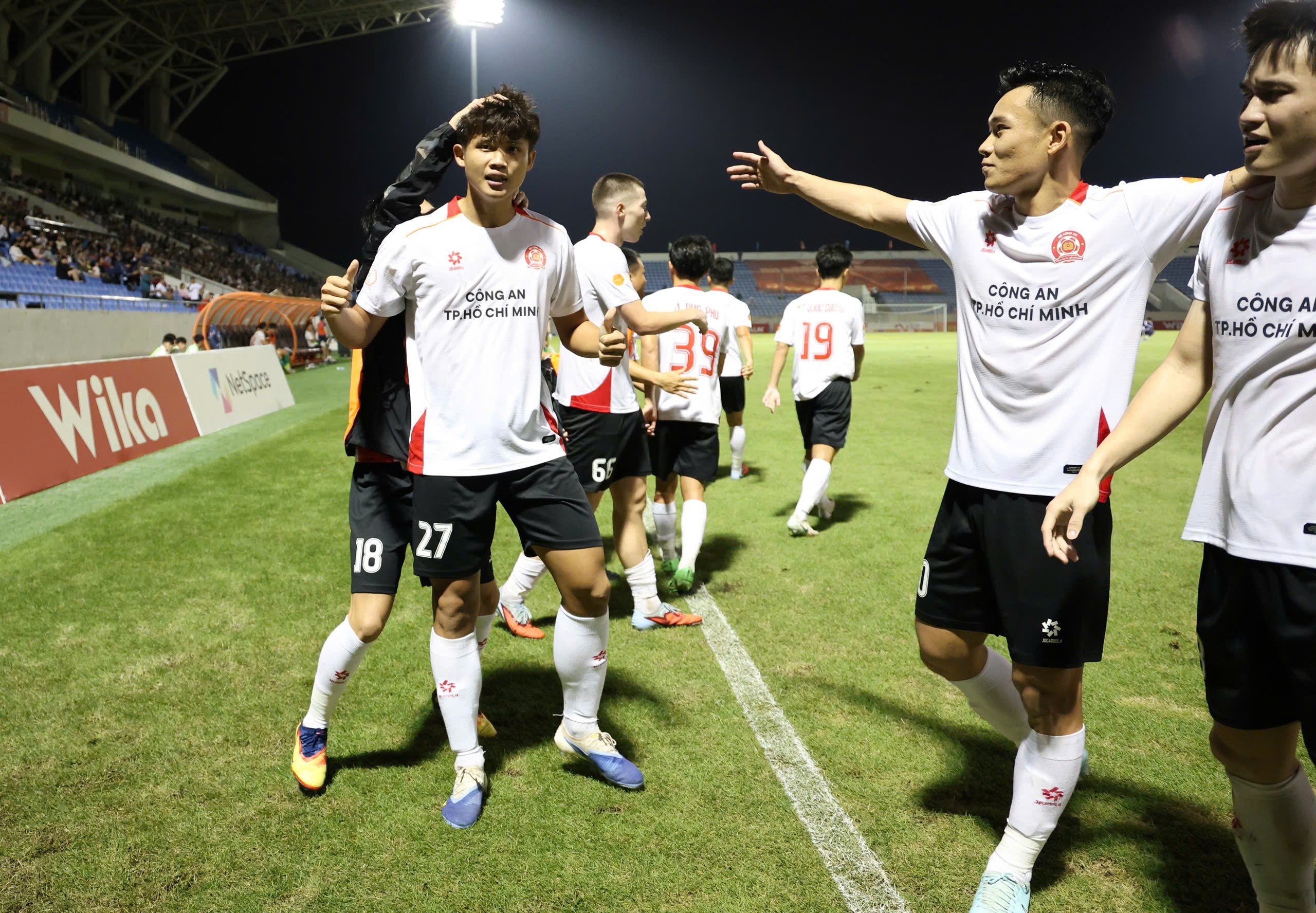 Bùi Văn Bình (số 27) mang lại chiến thắng cho Công an TP.HCM dù bị ép sân suốt hiệp 2