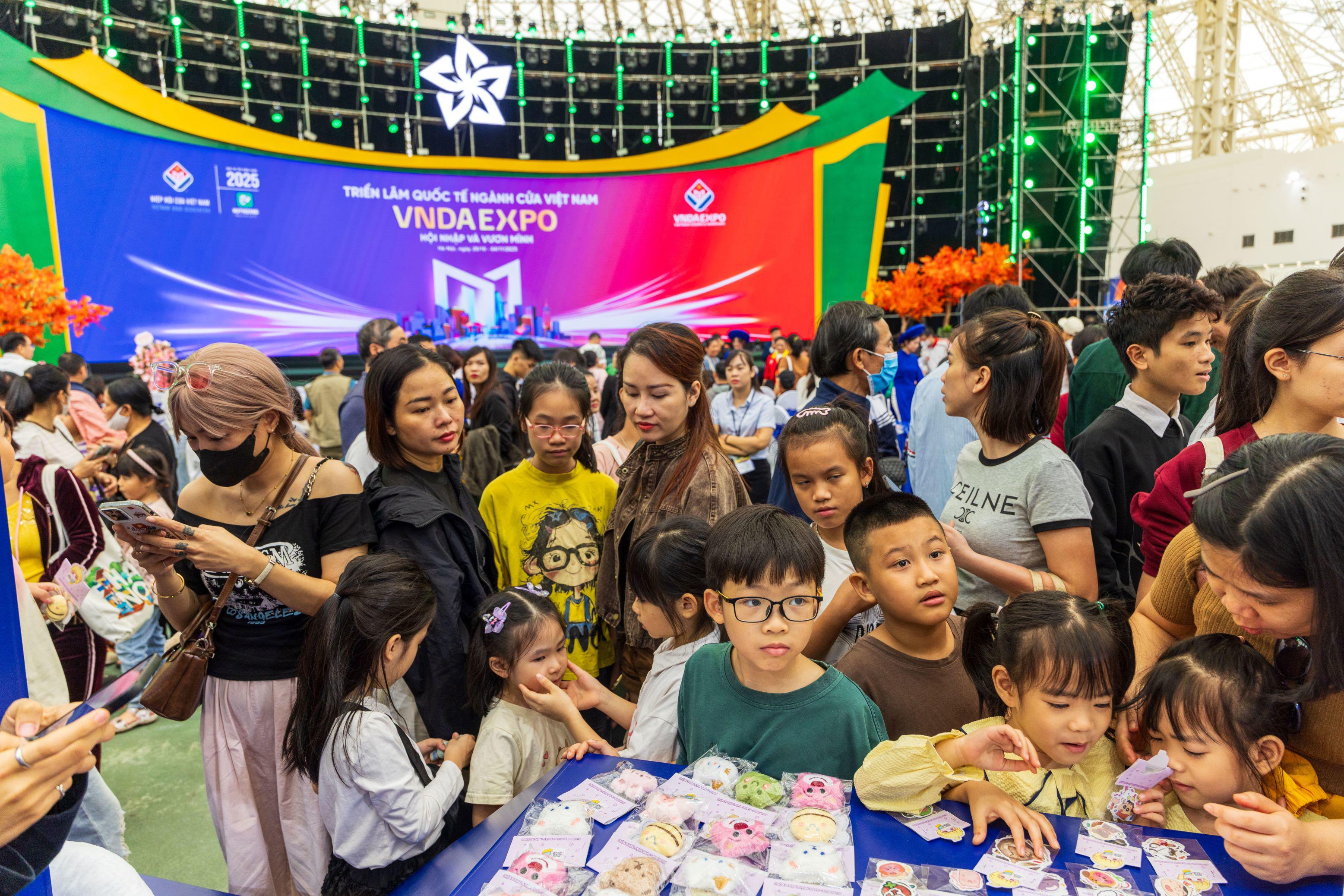 Trẻ em hào hứng tại các gian hàng trải nghiệm.