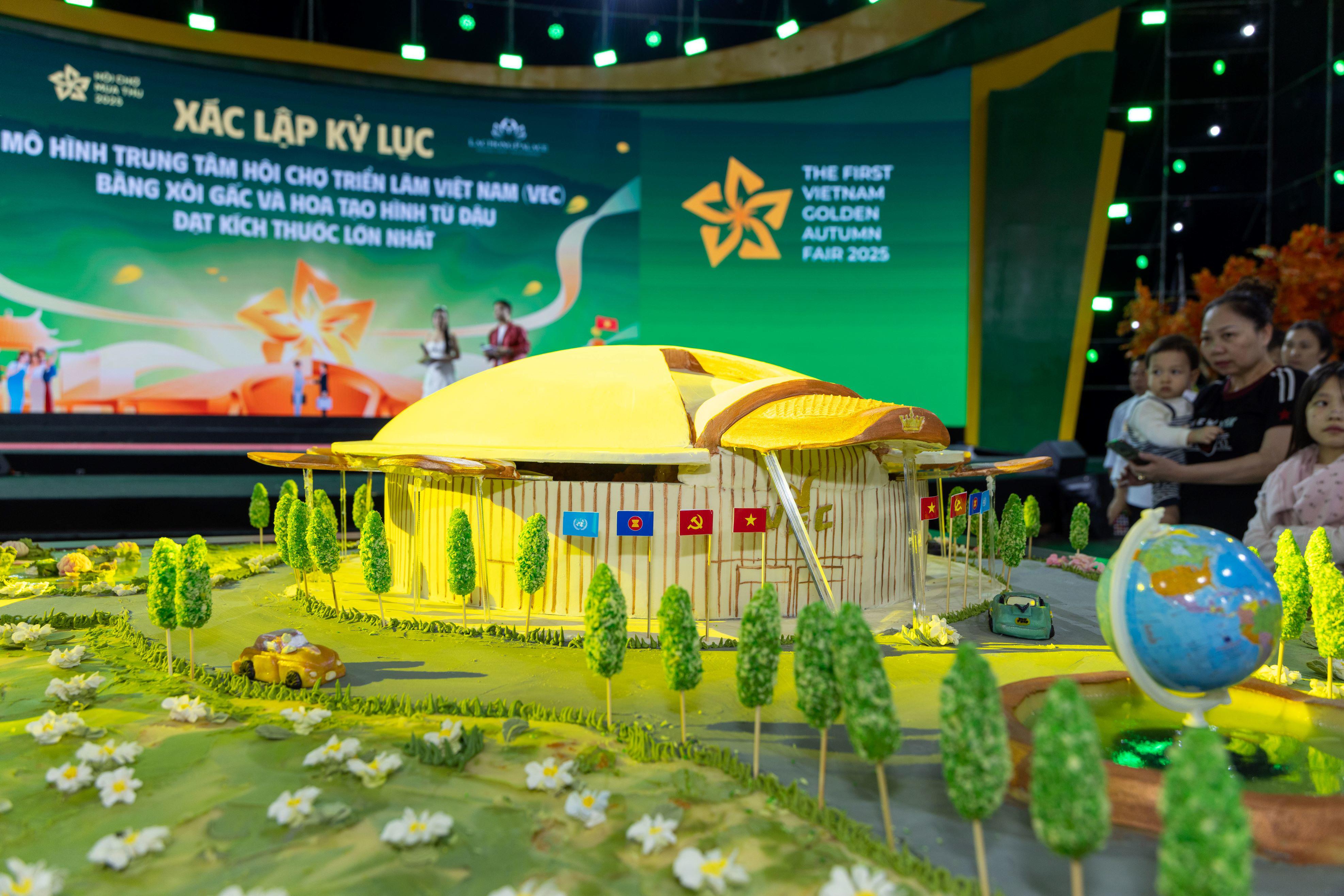 Mô hình Trung tâm Triển lãm Việt Nam (VEC) tạo hình từ xôi gấc và hoa đậu được xác lập kỷ lục Việt Nam.