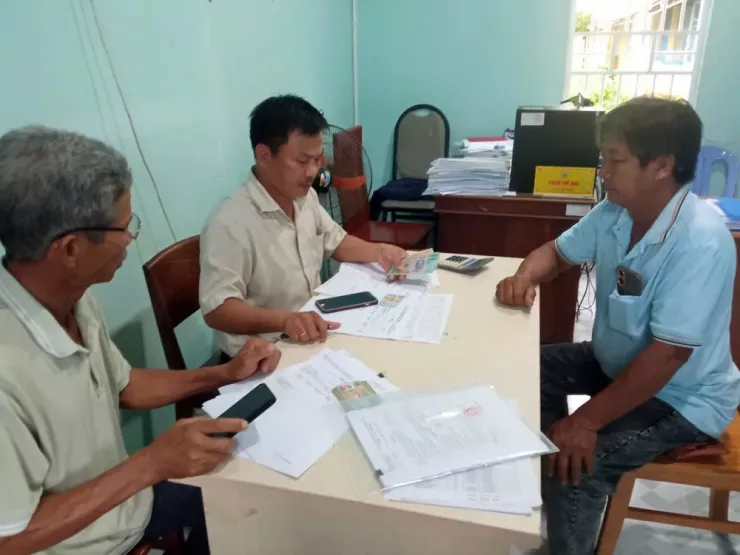 UBND xã Tuy Phong chi tiền bồi thường cho 20 hộ dân trong đợt thiệt hại ngày 2-10. Ảnh PĐ