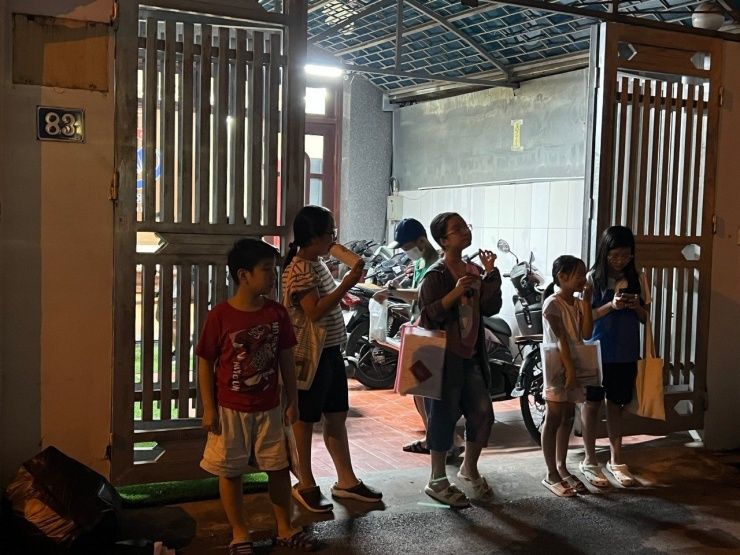 Rời trường học, nhiều em phải đi học thêm đến đêm muộn. (ảnh: Hà Linh).