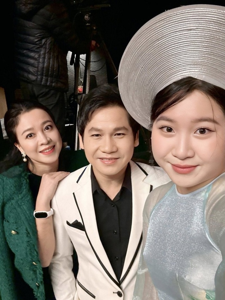 Vợ ca sĩ Trọng Tấn đăng ảnh hạnh phúc bên 2 bố con.