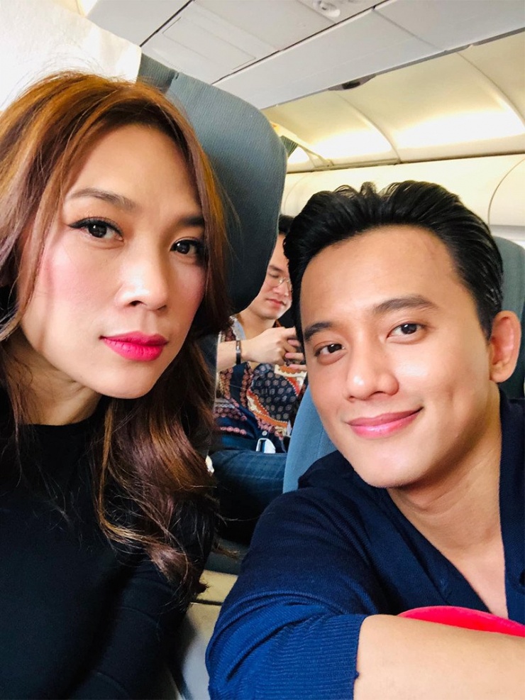 Diễn viên Mai Tài Phến hài hước đăng ảnh chiếc thẻ ngân hàng in chữ ký của Mỹ Tâm và cảm thán: "Săn em (ý nói chiếc thẻ - PV) thì được, săn vé anh xin thua". 