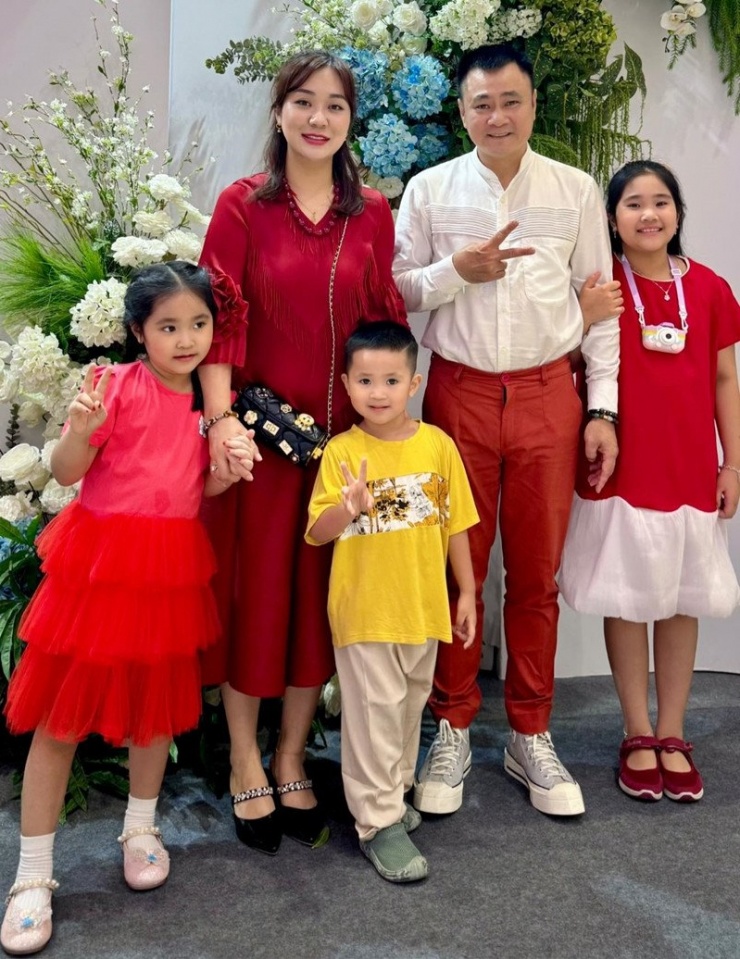 Tin sao Việt 5/11: NSND Tự Long xúc động làm thơ về những bữa cơm gia đình thiếu vắng mình, vợ vất vả ngược xuôi, có đợt phải chăm 3 con đều ốm chỉ trong 2 tuần.