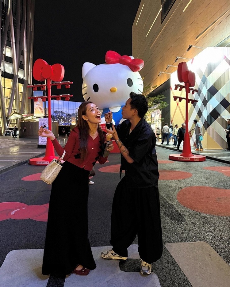 Chi Pu nhí nhảnh trên đường phố Thẩm Quyến trong chuyến du lịch cùng stylist Hoàng Ku.