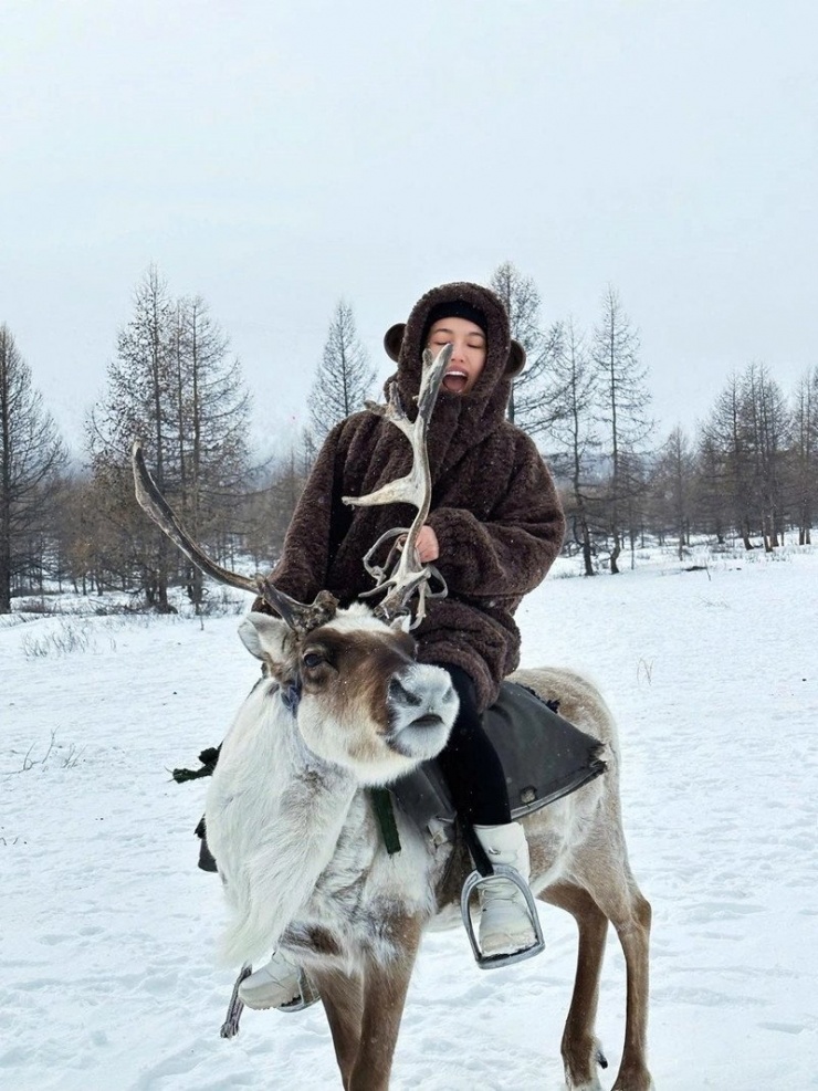 Diễn viên Diệu Nhi hài hước trượt tuyết ở Mông Cổ.