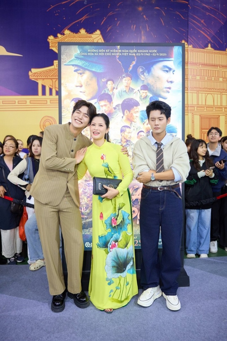 Diễn viên Thúy Hà hài hước chia sẻ về tấm ảnh với Đình Khang và Đỗ Nhật Hoàng.