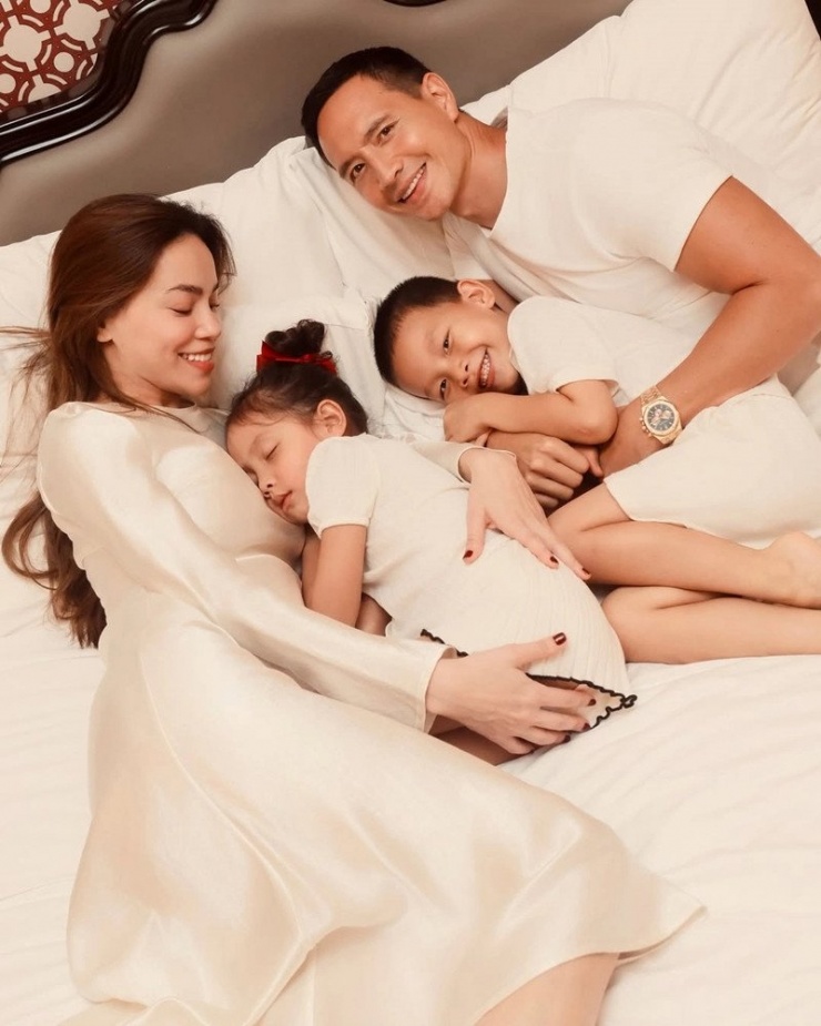 Hồ Ngọc Hà và Kim Lý tổ chức sinh nhật 5 tuổi cho cặp song sinh Lisa - Leon bằng bộ ảnh gia đình ấm áp.