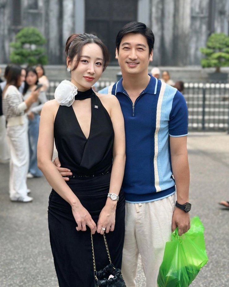 NSƯT Ngọc Quỳnh ôm eo bạn gái Thùy Anh đi dạo quanh Nhà thờ Lớn ở Hà Nội.