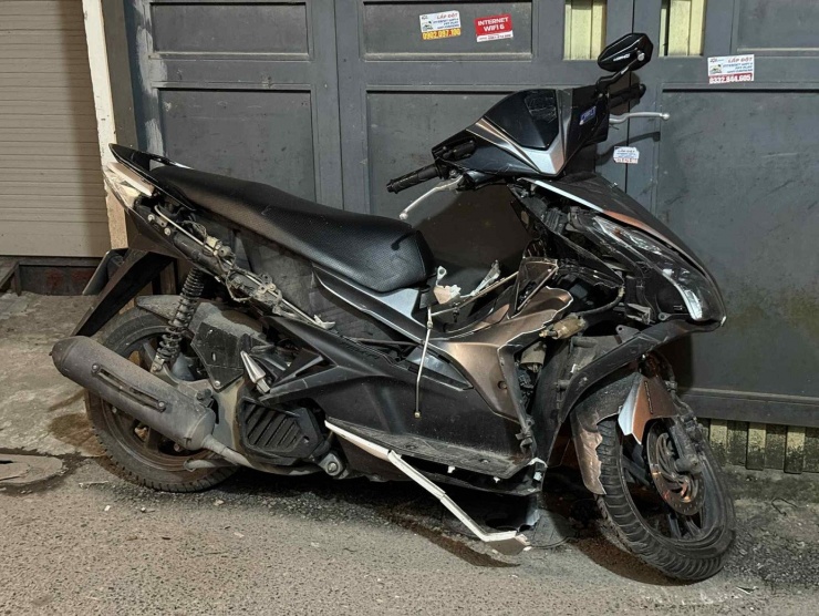 Xe máy bị ô tô tải đâm hư hỏng.