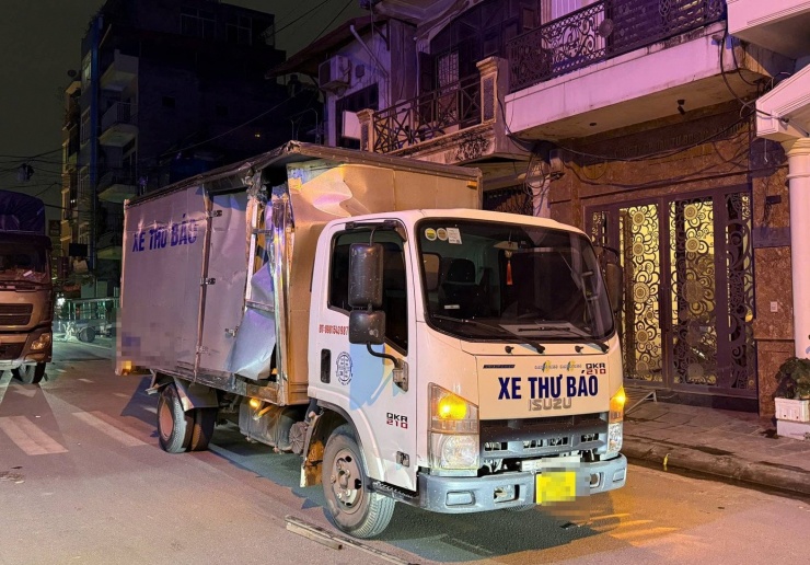 Xe tải bị hư hỏng sau vụ tai nạn.