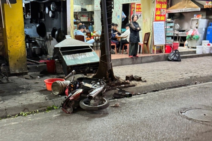 Xe máy bị xe tải đâm trúng trên đường.