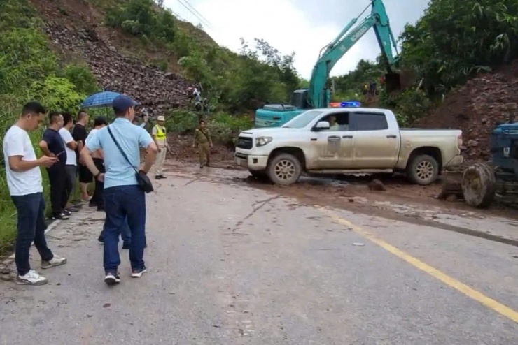 Đường sạt lở khiến việc di lý các đối tượng lừa đảo bị gián đoạn.