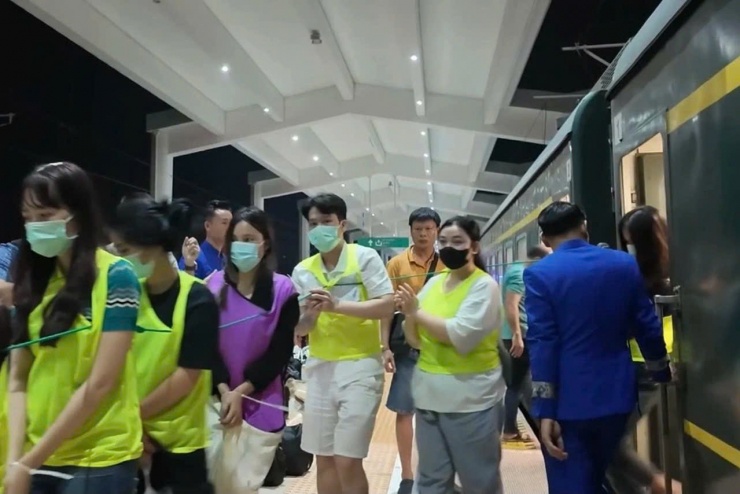 Di lý các đối tượng lừa đảo.