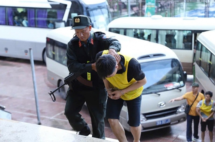 Cảnh sát di lý đối tượng trong đường dây lừa đảo hàng nghìn bị hại người Việt Nam. 