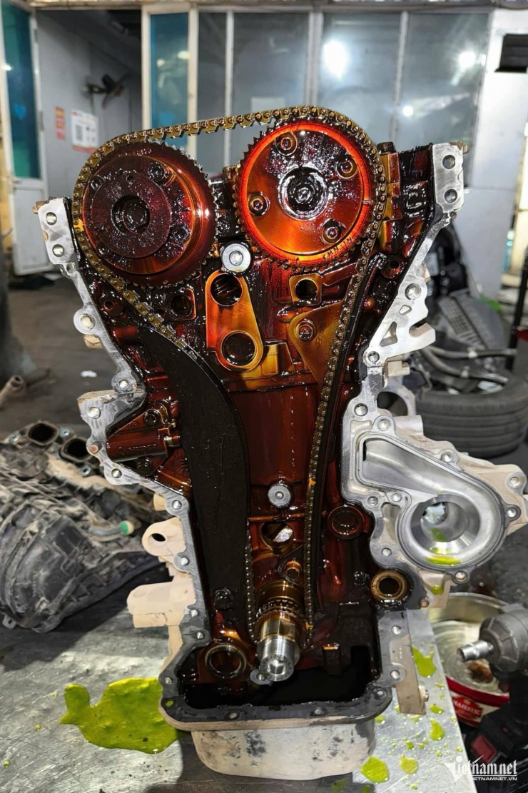 Động cơ chiếc Hyundai Tucson của anh T. sau khi bị "bổ". Ảnh NVCC