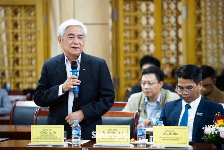 "Chúng ta không thể trả lương như VinGroup được... họ mời về lương chắc chắn cao gấp 20 lần lương giáo sư Bách khoa," ông Quân chia sẻ.