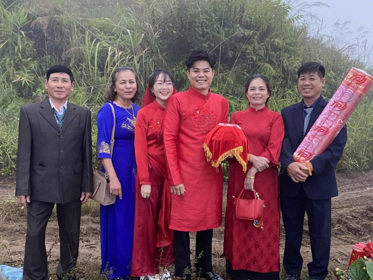 Vợ chồng My chụp ảnh kỷ niệm cùng bố mẹ chồng (bên phải) và các bác. Ảnh: NVCC