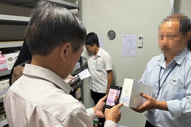 Cơ quan chức năng kiểm tra hàng hóa liên quan đến thương hiệu Hanayuki. Ảnh: A.X