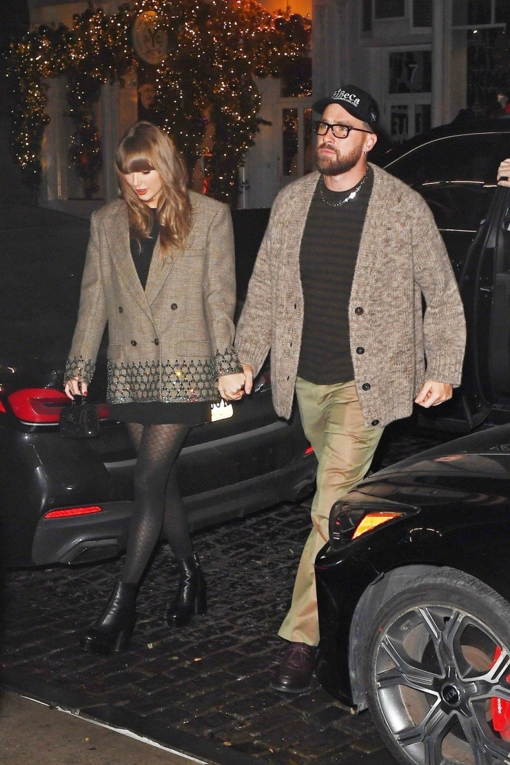 Dịp khác, khi đi ăn tối, cô mặc blazer giống màu áo khoác len của bạn trai. Thiết kế hút mắt với chi tiết đính pha lê kết thành mạng lưới ở gấu áo. Ảnh: Backgrid