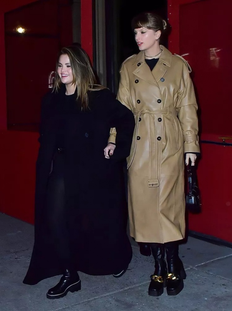 Trong một lần đi chơi với bạn thân Selena Gomez dịp sinh nhật tròn tuổi 34, ca sĩ diện trench coat da màu nâu. Cô mang bốt cao Stella McCartney 679 USD (17,8 triệu đồng). Ảnh: Backgrid