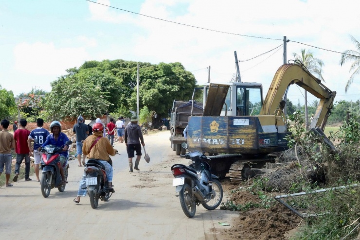 Người dân tất bật dọn bùn đất sau lũ quét đêm 1/11.