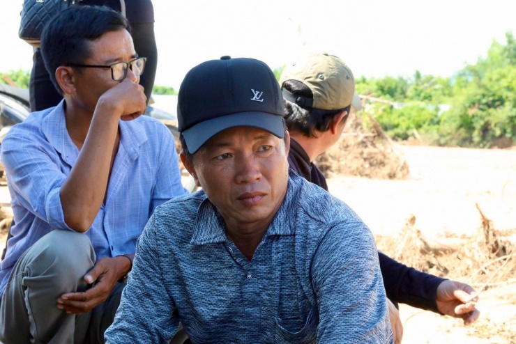 Ông Hào thẫn thờ nhìn mảnh vườn bị cuốn trôi.