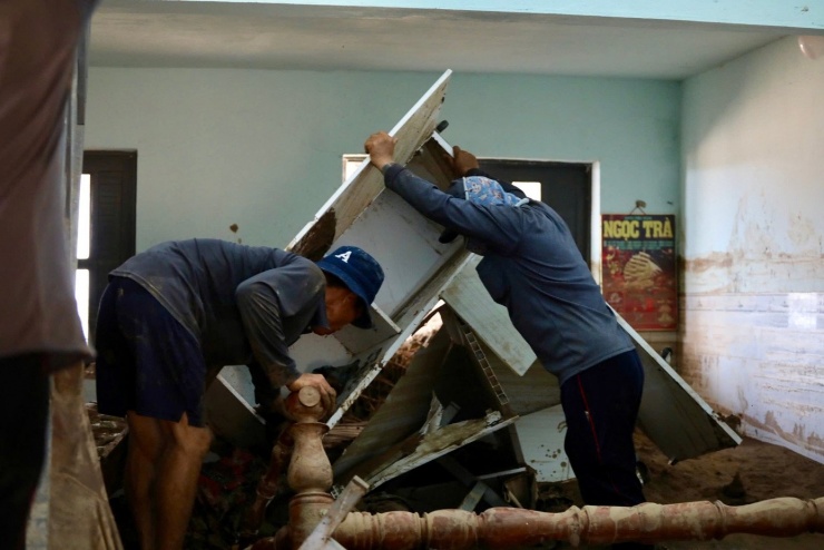 Toàn bộ đồ đạc trong nhà ông Hào đều bị hư hỏng.