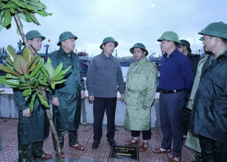 Phó Thủ tướng Trần Hồng Hà giao Bộ Nông nghiệp và Môi trường, Bộ Quốc phòng, Bộ Xây dựng làm Trưởng đoàn trực tiếp đi đôn đốc, hướng dẫn, phối hợp với các địa phương triển khai công tác ứng phó với bão số 13. Ảnh: MINH KHÔI