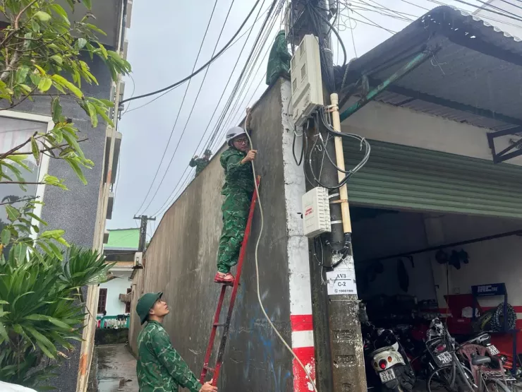 Bộ đội giúp dân chằng chống nhà cửa ở Lý Sơn