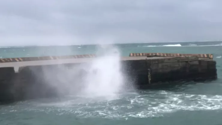 Mưa bắt đầu to, sóng lớn ở đặc khu Lý Sơn.