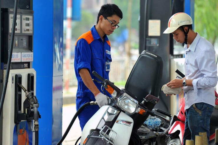 Giá xăng quay đầu đi xuống - 1