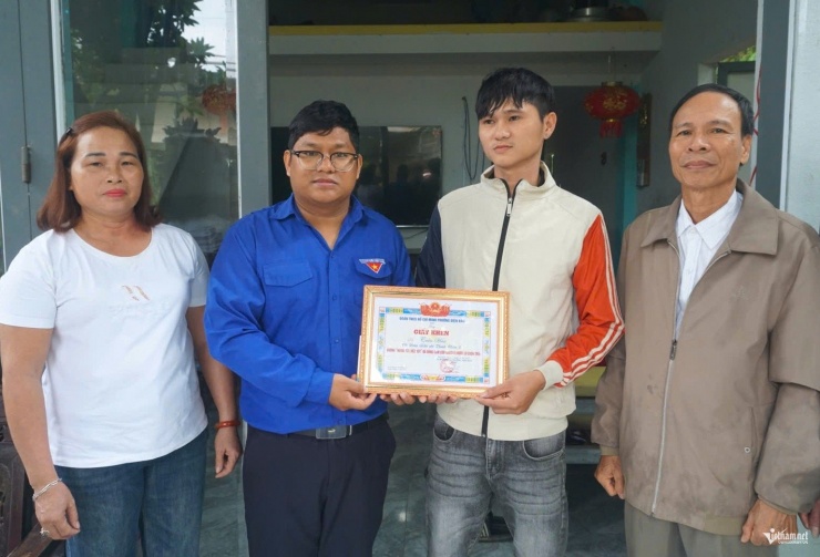 Đoàn phường Điện Bàn trao giấy khen cho anh Hàn