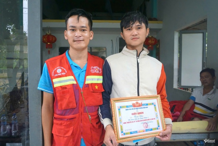 Anh Cường (áo đỏ) hỗ trợ anh Hàn cứu nạn nhân