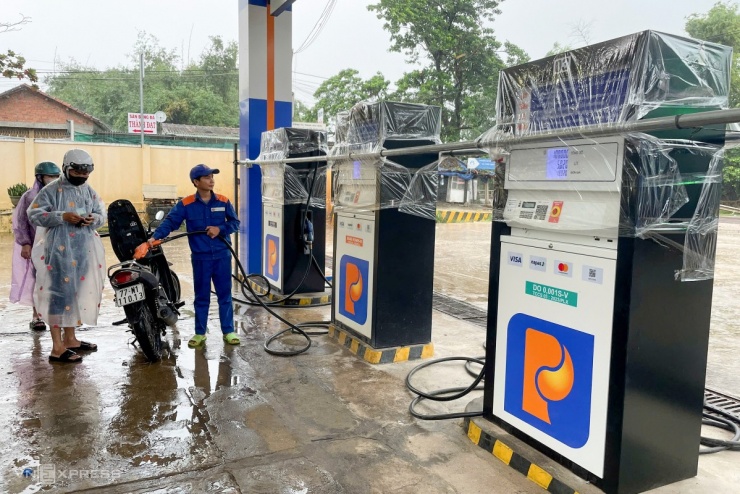 Cây xăng trên quốc lộ 19, đoạn qua xã Tây Sơn, tỉnh Gia Lai, được bảo vệ bằng thanh sắt và nylon trước bão Kalmaegi trưa 6/11.