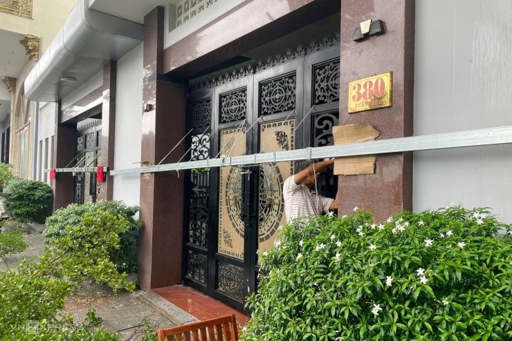 Hôm nay, nhiều nhà dân, khách sạn, quán cà phê ở ven biển Quy Nhơn gia cố cửa hạn chế thiệt hại khi bão đổ bộ.