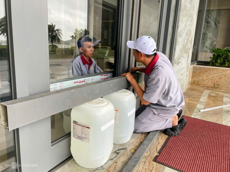 Một khách sạn ven biển Quy Nhơn gia cố cửa kính bằng các thanh thép chắn ngang và những bình nước lớn.