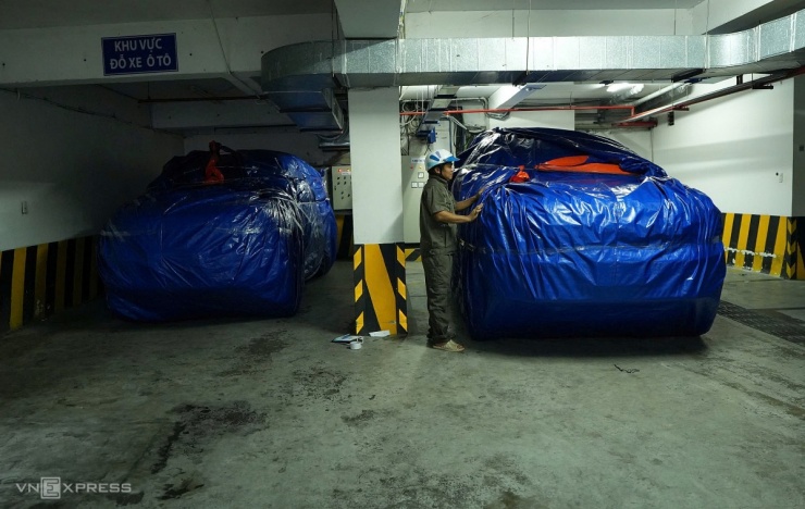 Dưới hầm, ba ôtô trị giá hơn 6 tỷ đồng cũng được bọc kín phòng ngập. "Mấy hôm nay thấy nhiều xe bị ngập do mưa bão, nên tôi làm kỹ hơn cho yên tâm", ông Hùng nói.