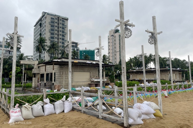 Khuôn viên phía trước khách sạn ven biển ở Quy Nhơn được chằng chống bằng các bao cát, những đồ trang trí như đèn, dù che nắng tạm thời được tháo dỡ.