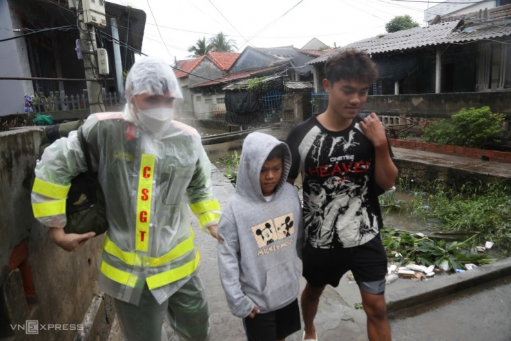 Từ sáng nay, Công an cùng cán bộ UBND phường Xuân Đài, tỉnh Đăk Lăk đã vận động, buộc 24 hộ dân gồm 94 người di dời khỏi khu vực chân núi Cấm. Trên đỉnh núi này đang làm dự án khu du lịch nên có nguy cơ sạt lở cao.