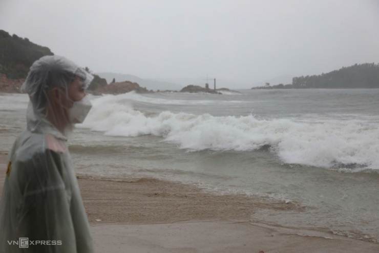 Sóng biển cuồn cuộn, dâng cao tại phường Xuân Đài, Đăk Lăk sáng nay.