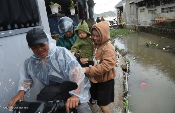 Nhiều hộ có con nhỏ được cán bộ phường Xuân Đài hỗ trợ di dời về trường tiểu học cách đó 500 m.