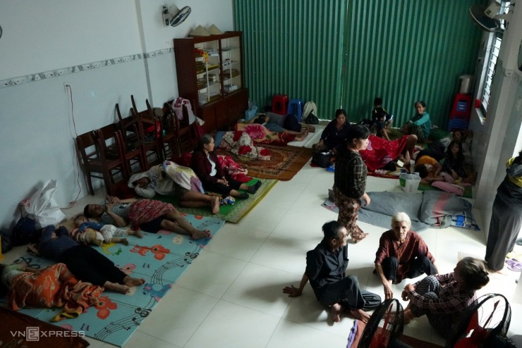 Gần 30 người dân phường Quy Nhơn Nam đã đến trú tại trụ sở khu phố 8 để tránh bão. Phần lớn họ sinh sống ở khu vực gần núi Bà Hỏa, nơi có nguy cơ sạt lở cao.